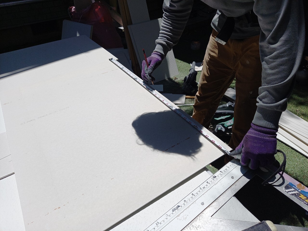 既存の寸法に合わせて軒天材をカットする